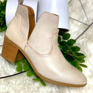 BRAND NEW QUPID ankle boots